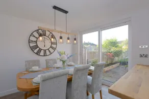 MODERN 3 BEDROOM PROPERTY WITH FREE DRIVEWAY PARKING by SHIRE STAYS - Image 3