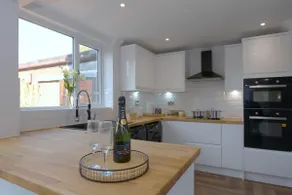 MODERN 3 BEDROOM PROPERTY WITH FREE DRIVEWAY PARKING by SHIRE STAYS - Image 4