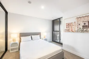 Modern 1BR Apartment | Pool, Gym & Westfield Walk - Image 2