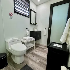 Cozy oasis and ideal location - Image 5