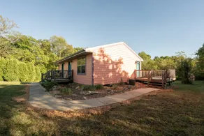 Ruby Ranch - Adorable Home on Large Green Space - Image 3