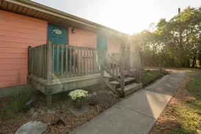 Ruby Ranch - Adorable Home on Large Green Space - Image 2