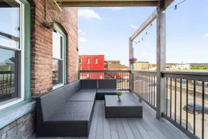 The Loft: Two Level Designer Apt - Image 3