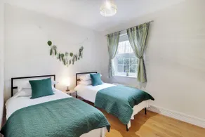 Central Tunbridge Wells Stylish & Spacious for 10 - Image 3