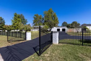 Mid-Century Modern Estate in Perfect Location - Image 2