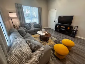 Blue House - Cozy 3 Bedroom, King Bed, Rotary Park - Image 2