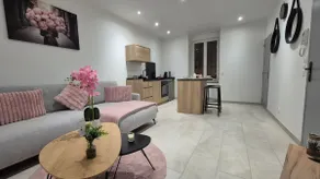 Luxurious apartment near the city center - Image 2