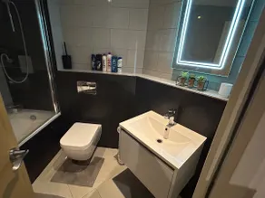 FREE Parking | sleeps 5 |1.6GB Fast WiFi - Image 5