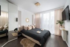 Beautiful 2-BR Suite • 900m to Cetral Station • AC - Image 3
