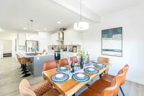 Grand Retreat Upscale 4 bedrooms Home with AC - Image 3