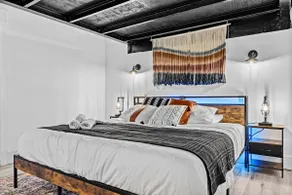 Signature Rustic 2BR Near NYC: Pets, Gym & Parking - Image 4