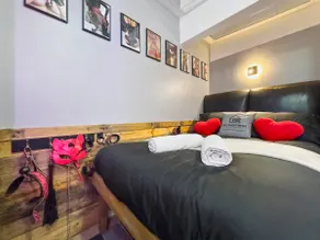 Kinky Kabin w Hot Tub, Sauna and Rooftop Garden - Image 5