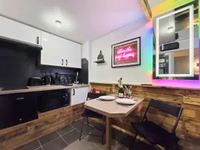 Kinky Kabin w Hot Tub, Sauna and Rooftop Garden - Image 3