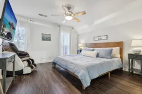 Lakefront Retreat with Luxury Touch - Image 4