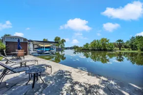 Lake Escape Awaits, Book Your Waterfront Getaway! - Image 3