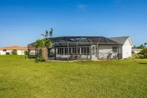 Charming 3-bedroom canal house with private pool - Image 3