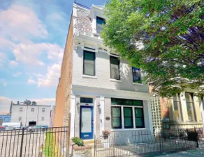 Luxury Urban Mansion | Walk to ALL + Easy Parking - Image 5