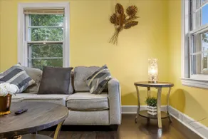 Charming Centrally Located Home: Up to 6 Guests - Image 2