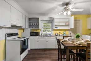 Charming Centrally Located Home: Up to 6 Guests - Image 3