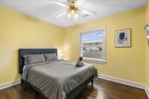 Charming Centrally Located Home: Up to 6 Guests - Image 5
