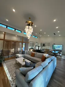 Stylish and Modern Lakefront House, Dog Friendly - Image 2