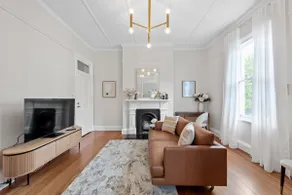 Art Deco with Modern Twist! 1Bed-1Bath-1Car-New Farm - Image 3