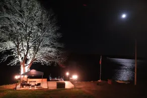 Wooden Yokes Lakefront Cottage - Image 3
