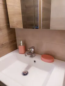 Nana's Luxury House - Image 5