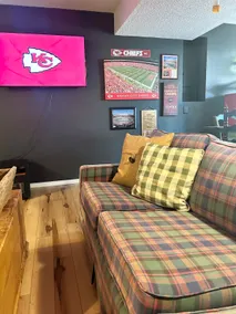 The Hangout: Relax in Quiet South Springfield - Image 2