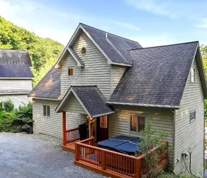 7-Bed Lake Retreat w/ Hot Tub & 5 mins to Wisp Ski - Image 5