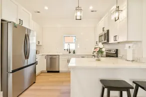 Modern 4BR Gem|Rain Shower & Deep Soaking Tub - Image 4