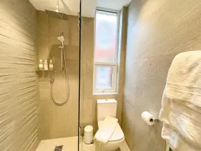 The Hideaway - Perfect couples retreat with Free parking on driveway - Image 3