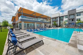 Elegant King Bed Apt w/ Pool + Gym + Free Parking - Image 2