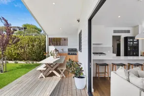 Saltaire Luxurious Beach House with Breath-taking Views - Image 5