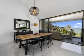 Bribie Island Waterfront Luxury Apartment - Image 5