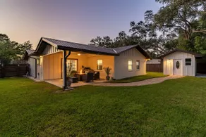 Family Home 3BR. FIRE PIT. Private fenced yard - Image 3