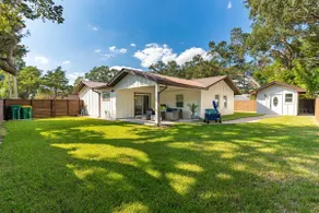 Family Home 3BR. FIRE PIT. Private fenced yard - Image 2