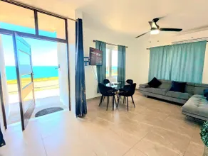 Cozy apartment on a 2nd floor close to beaches, restaurants, shopping, and more - Image 3