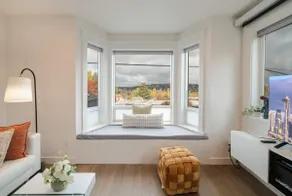 Contemporary 3b 1.5b Retreat in Prime Central Spot - Image 3