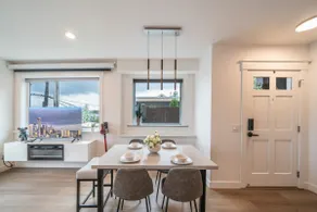 Contemporary 3b 1.5b Retreat in Prime Central Spot - Image 5