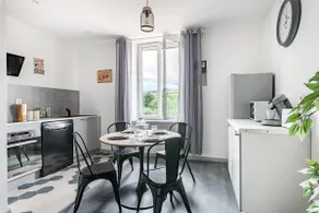 Bright one-bedroom apartment • 30 min to Lyon • Wi-Fi & Parking - Image 2