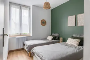 Bright one-bedroom apartment • 30 min to Lyon • Wi-Fi & Parking - Image 3