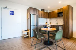 Sophisticated One-Bedroom Hotel Suite in Parnell - Image 4