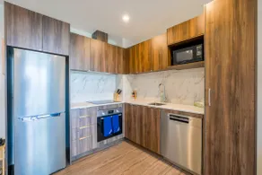 Sophisticated One-Bedroom Hotel Suite in Parnell - Image 5