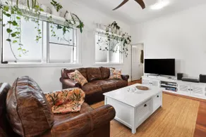 Central Cairns • Pet Friendly • Walk to Esplanade - Image 2