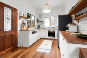 Central Cairns • Pet Friendly • Walk to Esplanade - Image 3