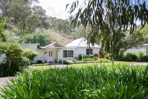 Luxury Wine Country Cottage— Walk to Cellar Door - Image 5