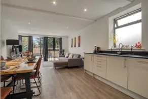 3-Bed, 2-Bath Wembley Apartment with Free Parking - Image 3