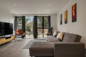 3-Bed, 2-Bath Wembley Apartment with Free Parking - Image 5