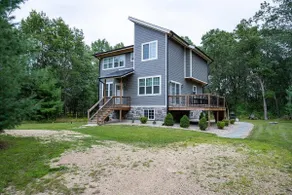 Lake retreat in the pines - Image 2